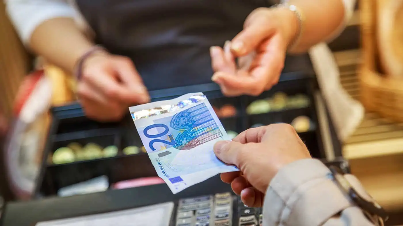Auch Zahlungen mit Bargeld verursachen Händlern Kosten