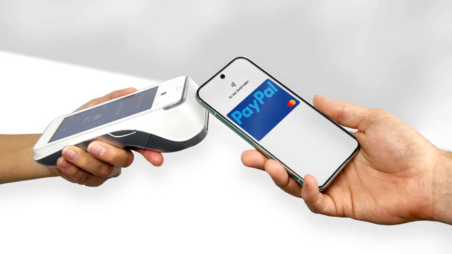 Smartphone mit geöffneter PayPal-App wird an ein PAX-Kartenlesegerät gehalten – NFC-Zahlung im Geschäft